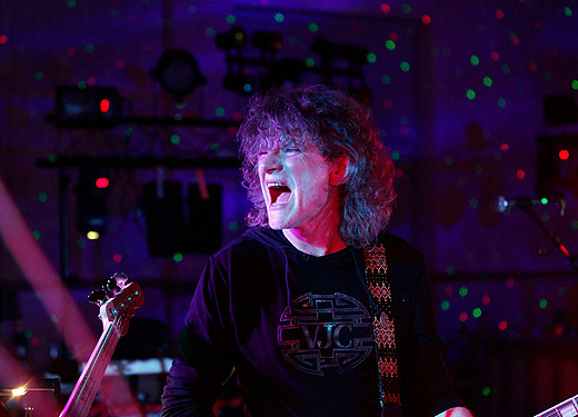Eric (chant et guitare)