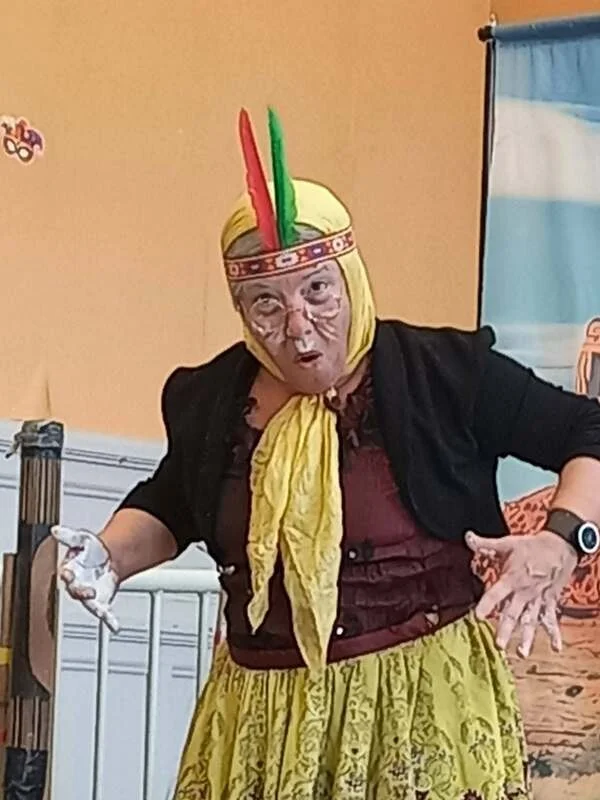 Cabaret Cirque : "Fernande à l’Ouest" (Clown et théâtre humoristique / Tout public) dans le cadre du festival "Tous aux Angins !" – Tannerre-en-Puisaye (Lieu-dit Les Angins / sous chapiteau) (affiche de l’événement)