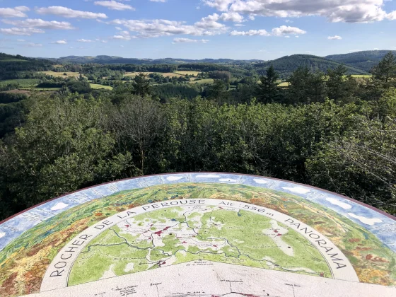 Panorama sur le Morvan depuis la table d'orientation du Rocher de la Pérouse proche de Quarré-les-Tombes