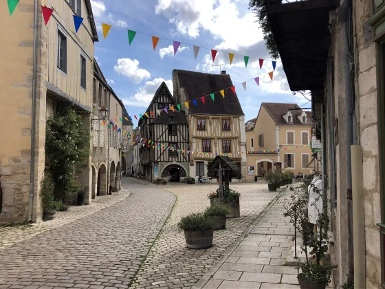 Place centrale de Noyers-sur-Serein